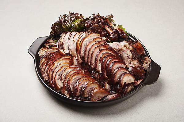 포토 JPG 스튜디오촬영 그릇 회색배경 실내 돼지고기 요리 사람없음 상추 담기 슬라이스 야식 족발 국내포토 식기 백그라운드 채소 모션 육류 내부 회색 파일형식