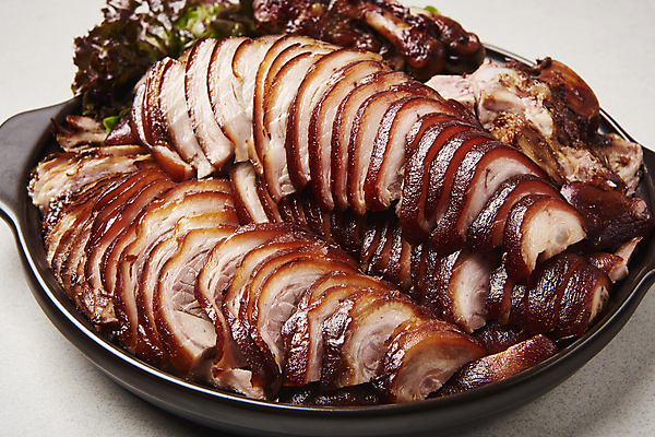 포토 JPG 스튜디오촬영 그릇 회색배경 실내 돼지고기 요리 근접촬영 사람없음 상추 담기 슬라이스 야식 족발 국내포토 식기 뷰포인트 백그라운드 채소 모션 육류 내부 회색 파일형식