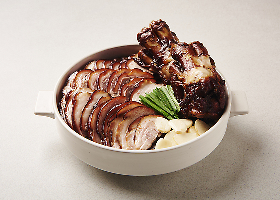 포토 JPG 스튜디오촬영 그릇 회색배경 실내 마늘 돼지고기 요리 사람없음 담기 슬라이스 야식 부추 족발 국내포토 식기 백그라운드 채소 모션 육류 내부 회색 파일형식