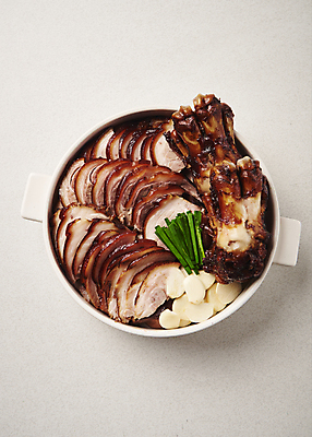 포토 JPG 스튜디오촬영 회색배경 실내 마늘 돼지고기 요리 사람없음 하이앵글 냄비 담기 슬라이스 야식 부추 족발 국내포토 뷰포인트 백그라운드 채소 모션 육류 내부 회색 솥 파일형식