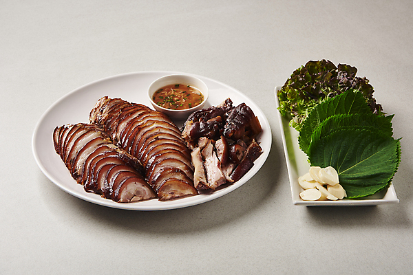 포토 JPG 스튜디오촬영 접시 회색배경 실내 마늘 돼지고기 요리 사람없음 상추 깻잎 야식 종지 족발 새우젓 쌈채소 국내포토 그릇 식기 백그라운드 채소 육류 내부 회색 젓갈 파일형식