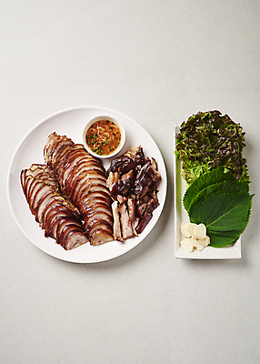 포토 JPG 스튜디오촬영 접시 회색배경 실내 마늘 돼지고기 요리 사람없음 하이앵글 상추 슬라이스 깻잎 야식 종지 족발 새우젓 쌈채소 국내포토 그릇 식기 뷰포인트 백그라운드 채소 육류 내부 회색 젓갈 파일형식