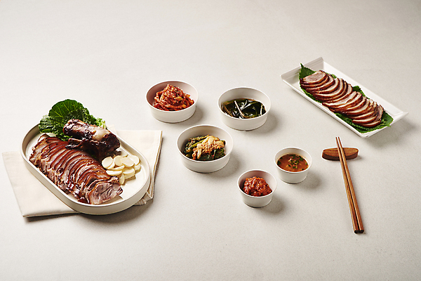 포토 JPG 스튜디오촬영 그릇 접시 회색배경 김치 실내 마늘 돼지고기 요리 사람없음 깻잎 야식 쌈장 족발 나무젓가락 무말랭이 새우젓 명이나물 국내포토 식기 한식 백그라운드 채소 젓가락 육류 내부 회색 양념 나물 젓갈 파일형식