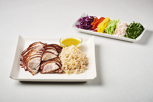 포토 JPG 스튜디오촬영 접시 회색배경 실내 돼지고기 요리 사람없음 머스터드 야식 종지 족발 냉채족발 맛살 모듬야채 국내포토 그릇 식기 음식 백그라운드 채소 육류 내부 회색 소스_음식 파일형식