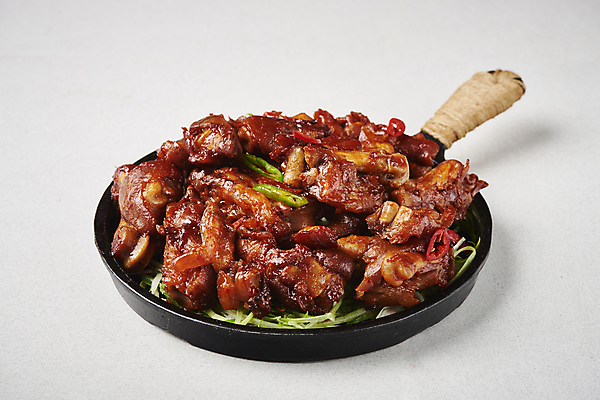 포토 JPG 스튜디오촬영 고추 회색배경 실내 돼지고기 요리 사람없음 프라이팬 담기 야식 족발 매운족발 파채 국내포토 음식 백그라운드 채소 모션 주방용품 육류 내부 회색 파일형식