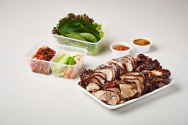 포토 JPG 스튜디오촬영 고추 회색배경 오이 실내 마늘 돼지고기 요리 사람없음 당근 상추 담기 깻잎 야식 쌈장 족발 무말랭이 배달음식 새우젓 포장용기 플라스틱통 국내포토 음식 백그라운드 채소 모션 뿌리채소 통 육류 내부 회색 양념 플라스틱 배달 젓갈 포장재료 파일형식