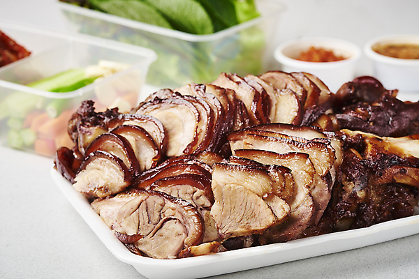 포토 JPG 스튜디오촬영 회색배경 오이 실내 마늘 돼지고기 요리 근접촬영 사람없음 당근 상추 슬라이스 깻잎 야식 쌈장 족발 새우젓 포장용기 플라스틱통 국내포토 뷰포인트 백그라운드 채소 뿌리채소 통 육류 내부 회색 양념 플라스틱 젓갈 포장재료 파일형식