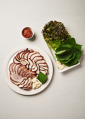 포토 JPG 스튜디오촬영 접시 회색배경 실내 마늘 돼지고기 요리 사람없음 하이앵글 상추 깻잎 야식 종지 쌈장 부추 족발 국내포토 그릇 식기 뷰포인트 백그라운드 채소 육류 내부 회색 양념 파일형식