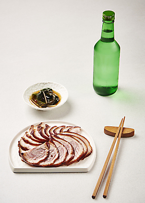 포토 JPG 스튜디오촬영 접시 회색배경 실내 돼지고기 요리 사람없음 슬라이스 야식 족발 소주병 나무젓가락 젓가락받침대 명이나물 국내포토 식기 백그라운드 젓가락 술병 육류 내부 회색 나물 소주 수저받침대 파일형식