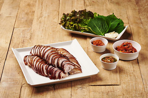 포토 JPG 스튜디오촬영 그릇 접시 실내 마늘 돼지고기 요리 사람없음 상추 깻잎 야식 종지 쌈장 족발 무말랭이 새우젓 쌈채소 나무배경 국내포토 식기 백그라운드 채소 육류 내부 양념 젓갈 파일형식