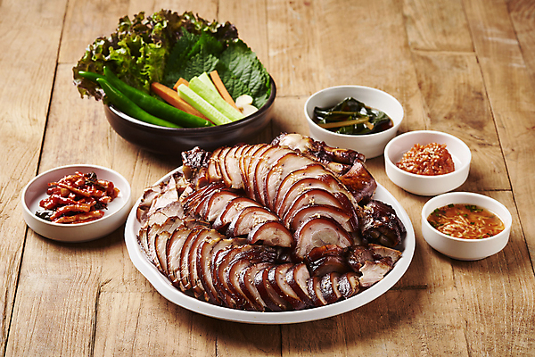 포토 JPG 스튜디오촬영 그릇 접시 고추 오이 실내 마늘 돼지고기 요리 사람없음 당근 상추 담기 깻잎 야식 종지 쌈장 족발 무말랭이 새우젓 쌈채소 명이나물 나무배경 국내포토 식기 백그라운드 채소 모션 뿌리채소 육류 내부 양념 나물 젓갈 파일형식