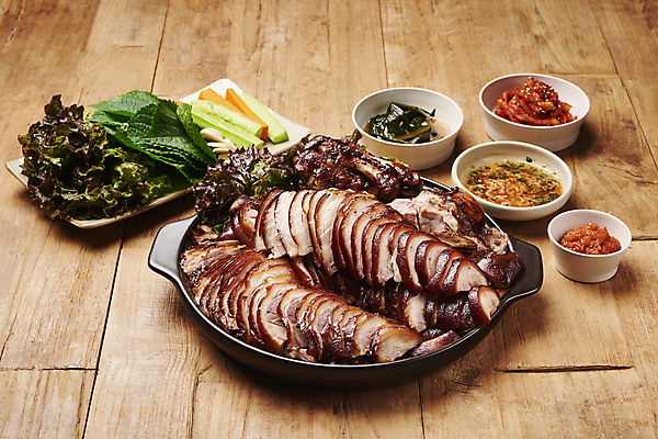 포토 JPG 스튜디오촬영 그릇 고추 오이 실내 마늘 돼지고기 요리 사람없음 당근 상추 담기 깻잎 야식 쌈장 족발 무말랭이 새우젓 쌈채소 명이나물 나무배경 국내포토 식기 백그라운드 채소 모션 뿌리채소 육류 내부 양념 나물 젓갈 파일형식