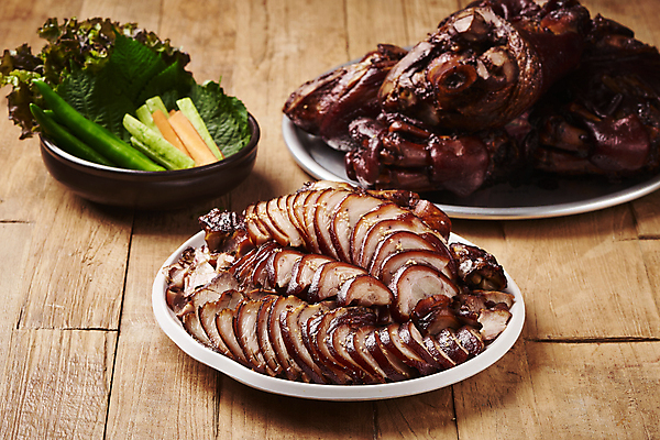 포토 JPG 스튜디오촬영 그릇 접시 고추 오이 실내 마늘 돼지고기 요리 사람없음 당근 상추 슬라이스 깻잎 야식 족발 나무배경 국내포토 식기 백그라운드 채소 뿌리채소 육류 내부 파일형식