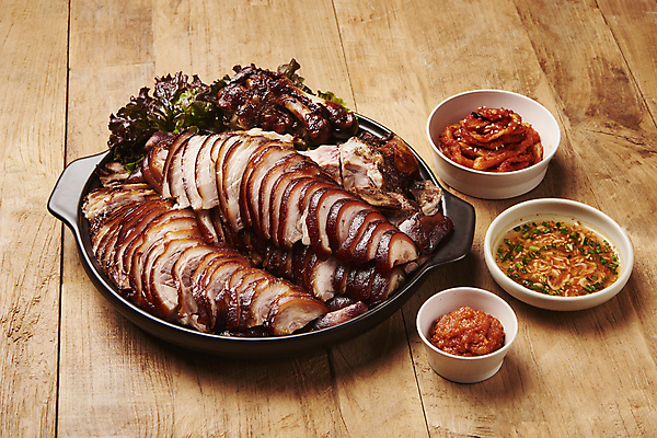 포토 JPG 스튜디오촬영 그릇 실내 돼지고기 요리 사람없음 상추 담기 야식 쌈장 족발 무말랭이 새우젓 나무배경 국내포토 식기 백그라운드 채소 모션 육류 내부 양념 젓갈 파일형식