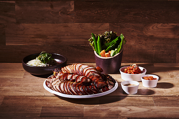 포토 JPG 스튜디오촬영 그릇 접시 고추 오이 실내 돼지고기 그림자 요리 사람없음 당근 상추 담기 깻잎 야식 쌈장 족발 막국수 무말랭이 새우젓 쌈채소 나무배경 국내포토 식기 백그라운드 채소 모션 뿌리채소 육류 내부 양념 국수 젓갈 파일형식