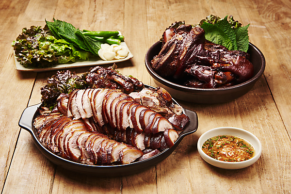 포토 JPG 스튜디오촬영 그릇 접시 고추 실내 마늘 돼지고기 요리 사람없음 냄비 상추 담기 슬라이스 깻잎 야식 종지 족발 새우젓 쌈채소 나무배경 국내포토 식기 백그라운드 채소 모션 육류 내부 솥 젓갈 파일형식