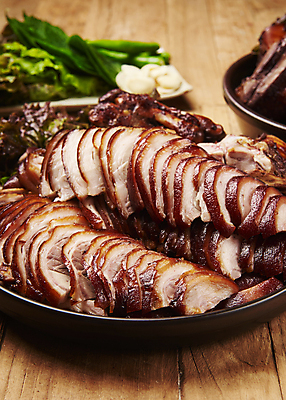 포토 JPG 스튜디오촬영 접시 고추 실내 마늘 돼지고기 요리 근접촬영 사람없음 상추 담기 슬라이스 깻잎 야식 족발 쌈채소 나무배경 국내포토 식기 뷰포인트 백그라운드 채소 모션 육류 내부 파일형식