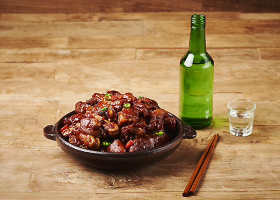 포토 JPG 스튜디오촬영 고추 실내 돼지고기 요리 사람없음 냄비 야식 족발 소주병 나무젓가락 매운족발 소주잔 나무배경 국내포토 백그라운드 채소 술잔 젓가락 술병 육류 내부 솥 소주 파일형식