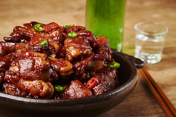 포토 JPG 스튜디오촬영 실내 요리 근접촬영 사람없음 아웃포커스 냄비 야식 족발 소주병 나무젓가락 매운족발 소주잔 나무배경 국내포토 뷰포인트 백그라운드 술잔 젓가락 술병 촬영기법 돼지고기 내부 솥 소주 파일형식