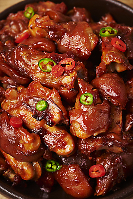 포토 JPG 스튜디오촬영 접시 고추 실내 돼지고기 근접촬영 사람없음 하이앵글 매움 야식 족발 매운족발 국내포토 식기 뷰포인트 채소 육류 내부 맛 파일형식