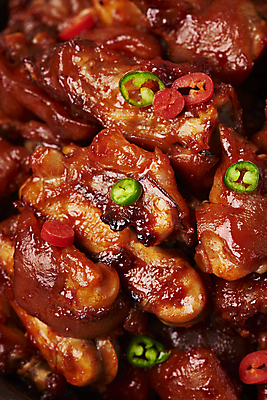 포토 JPG 스튜디오촬영 고추 실내 돼지고기 근접촬영 사람없음 하이앵글 매움 야식 족발 매운족발 국내포토 뷰포인트 채소 육류 내부 맛 파일형식