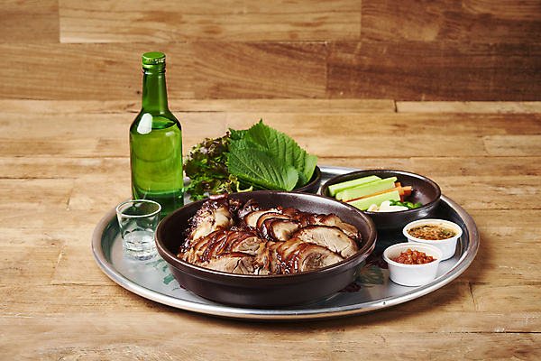 포토 JPG 스튜디오촬영 접시 고추 오이 쟁반 실내 마늘 돼지고기 요리 사람없음 당근 상추 담기 슬라이스 깻잎 야식 쌈장 족발 소주병 소주잔 나무배경 국내포토 식기 백그라운드 채소 술잔 모션 술병 뿌리채소 육류 내부 양념 소주 파일형식