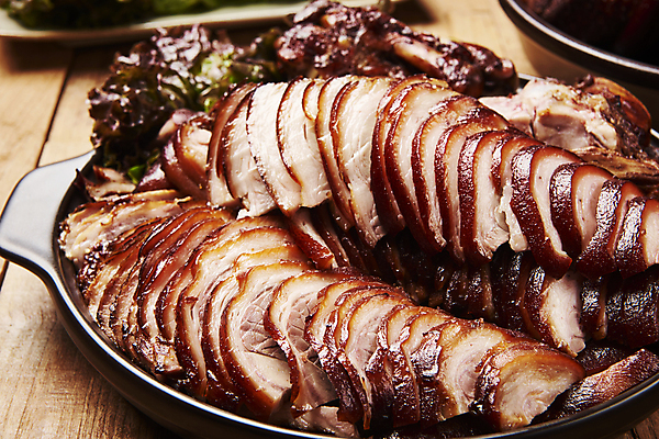 포토 JPG 스튜디오촬영 접시 실내 돼지고기 요리 근접촬영 사람없음 상추 담기 슬라이스 야식 족발 나무배경 국내포토 식기 뷰포인트 백그라운드 채소 모션 육류 내부 파일형식