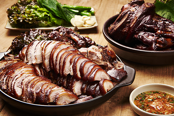 포토 JPG 스튜디오촬영 접시 고추 실내 마늘 요리 근접촬영 사람없음 냄비 상추 담기 슬라이스 깻잎 야식 종지 족발 새우젓 나무배경 국내포토 그릇 식기 뷰포인트 백그라운드 채소 모션 돼지고기 내부 솥 젓갈 파일형식