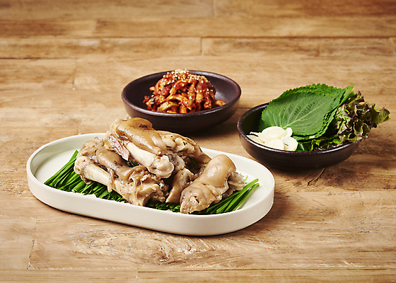 포토 JPG 스튜디오촬영 접시 실내 마늘 돼지고기 요리 사람없음 상추 깻잎 야식 부추 족발 무말랭이 쌈채소 향토음식 나무배경 아강발 국내포토 식기 음식 백그라운드 채소 육류 내부 파일형식