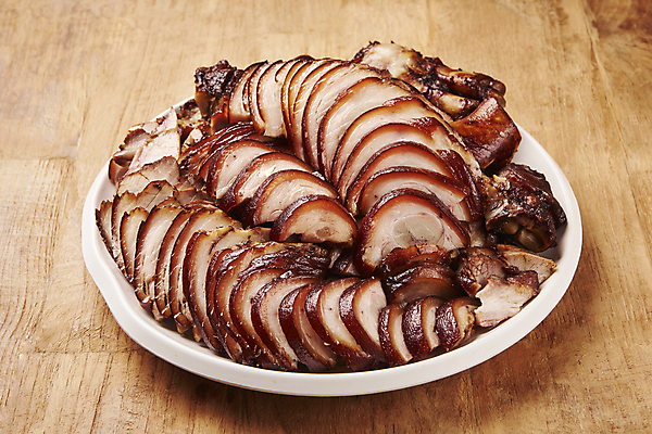 포토 JPG 스튜디오촬영 접시 실내 돼지고기 요리 사람없음 담기 슬라이스 야식 족발 나무배경 국내포토 식기 백그라운드 모션 육류 내부 파일형식