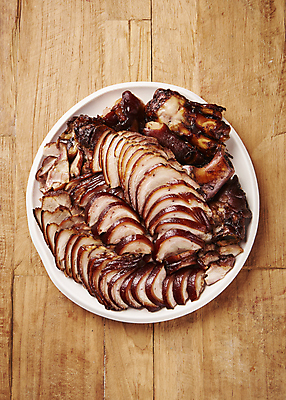 포토 JPG 스튜디오촬영 접시 실내 돼지고기 요리 사람없음 하이앵글 담기 슬라이스 야식 족발 나무배경 국내포토 식기 뷰포인트 백그라운드 모션 육류 내부 파일형식