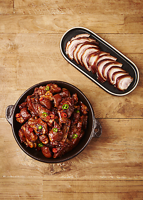 포토 JPG 스튜디오촬영 접시 실내 돼지고기 요리 사람없음 하이앵글 냄비 슬라이스 야식 족발 매운족발 나무배경 국내포토 식기 뷰포인트 백그라운드 육류 내부 솥 파일형식