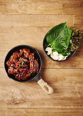 포토 JPG 스튜디오촬영 접시 고추 실내 마늘 돼지고기 요리 사람없음 하이앵글 프라이팬 상추 담기 깻잎 야식 족발 매운족발 쌈채소 나무배경 국내포토 식기 뷰포인트 백그라운드 채소 모션 주방용품 육류 내부 파일형식