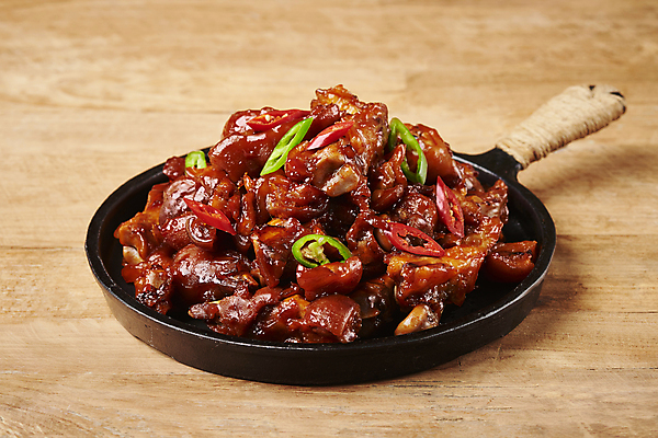 포토 JPG 스튜디오촬영 고추 실내 돼지고기 요리 사람없음 아웃포커스 프라이팬 야식 족발 매운족발 나무배경 국내포토 백그라운드 채소 주방용품 촬영기법 육류 내부 파일형식