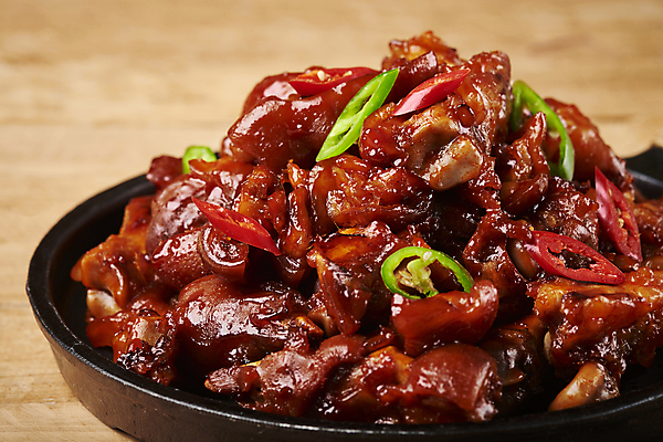 포토 JPG 스튜디오촬영 고추 실내 돼지고기 요리 근접촬영 사람없음 프라이팬 야식 족발 매운족발 나무배경 국내포토 뷰포인트 백그라운드 채소 주방용품 육류 내부 파일형식