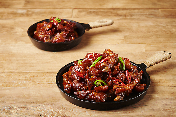 포토 JPG 스튜디오촬영 고추 실내 돼지고기 요리 사람없음 아웃포커스 프라이팬 야식 족발 매운족발 나무배경 국내포토 백그라운드 채소 주방용품 촬영기법 육류 내부 파일형식