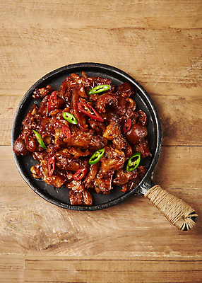 포토 JPG 스튜디오촬영 고추 실내 돼지고기 요리 사람없음 하이앵글 프라이팬 야식 족발 매운족발 나무배경 국내포토 뷰포인트 백그라운드 채소 주방용품 육류 내부 파일형식