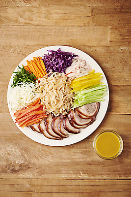 포토 JPG 스튜디오촬영 접시 실내 돼지고기 요리 사람없음 하이앵글 소스 머스터드 야식 종지 족발 냉채족발 맛살 모듬야채 나무배경 국내포토 그릇 식기 음식 뷰포인트 백그라운드 채소 육류 내부 양념 소스_음식 파일형식