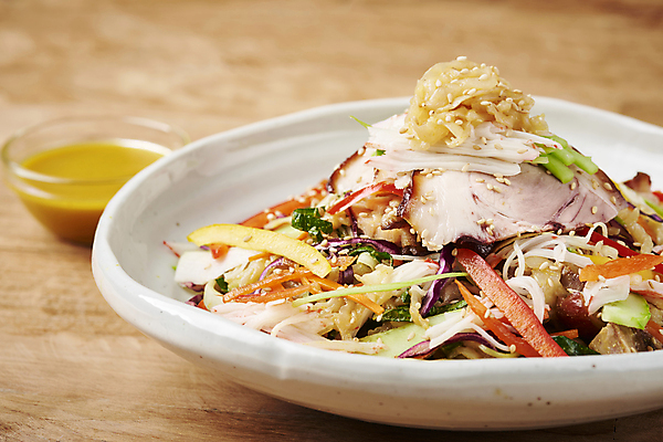 포토 JPG 스튜디오촬영 접시 실내 돼지고기 요리 사람없음 아웃포커스 소스 머스터드 야식 종지 족발 냉채족발 맛살 나무배경 국내포토 그릇 식기 음식 백그라운드 촬영기법 육류 내부 양념 소스_음식 파일형식