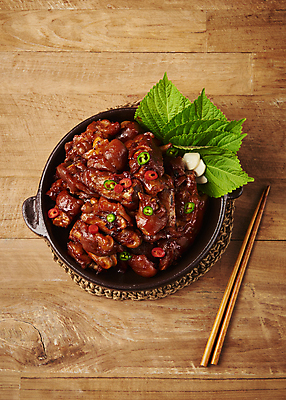 포토 JPG 스튜디오촬영 접시 고추 실내 마늘 돼지고기 요리 사람없음 하이앵글 깻잎 야식 족발 나무젓가락 매운족발 나무배경 국내포토 식기 뷰포인트 백그라운드 채소 젓가락 육류 내부 파일형식