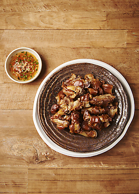 포토 JPG 스튜디오촬영 접시 실내 돼지고기 요리 사람없음 하이앵글 야식 종지 족발 새우젓 나무배경 국내포토 그릇 식기 뷰포인트 백그라운드 육류 내부 젓갈 파일형식