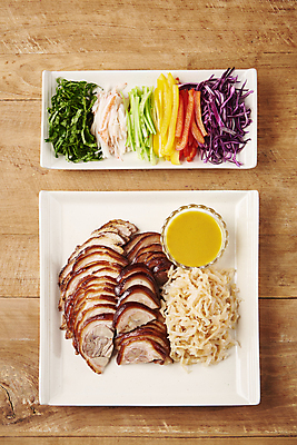 포토 JPG 스튜디오촬영 접시 채소 실내 돼지고기 요리 사람없음 하이앵글 소스 머스터드 야식 종지 족발 냉채족발 맛살 모듬야채 나무배경 국내포토 그릇 식기 음식 뷰포인트 백그라운드 육류 내부 양념 소스_음식 파일형식