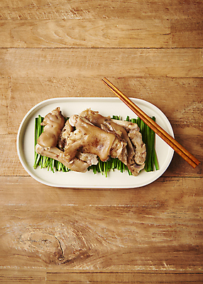 포토 JPG 스튜디오촬영 접시 젓가락 실내 돼지고기 요리 사람없음 하이앵글 야식 부추 족발 나무젓가락 향토음식 나무배경 아강발 국내포토 식기 음식 뷰포인트 백그라운드 채소 수저 육류 내부 파일형식