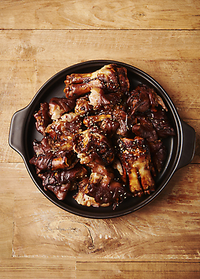 포토 JPG 스튜디오촬영 접시 실내 돼지고기 요리 사람없음 하이앵글 야식 족발 나무배경 국내포토 식기 뷰포인트 백그라운드 육류 내부 파일형식