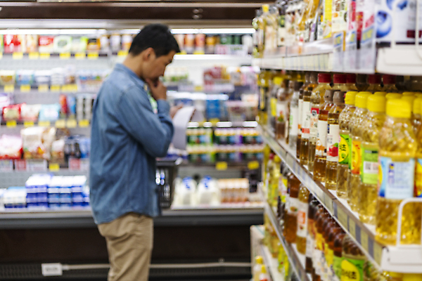포토 JPG 응시 남자 40대 중년 실내 한명 서기 들기 상반신 옆모습 아웃포커스 쇼핑 장보기 턱괴기 한국인 고민 진열장 마트 중년남자한명만 국내포토 1 시선 감정 뷰포인트 모션 촬영기법 사람 동양인 성인 내부 상점 남자한명만 중년남자만 파일형식
