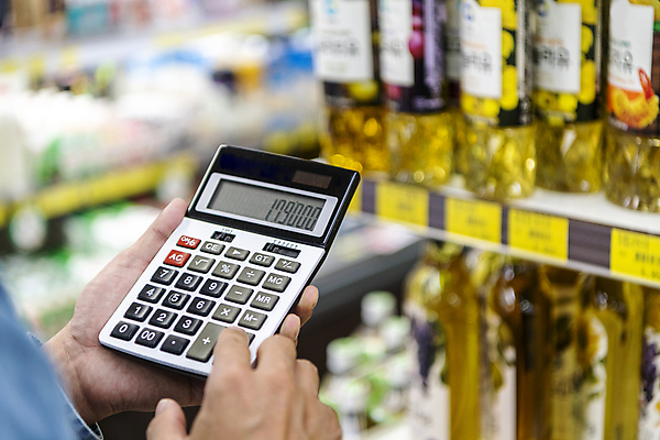 포토 JPG 무료이미지 손 실내 들기 아웃포커스 신체부위 쇼핑 장보기 계산 누름 식용유 진열장 마트 가격비교 기름값 국내포토 모션 촬영기법 사람 내부 상점 비교 기름_음식 가격 파일형식