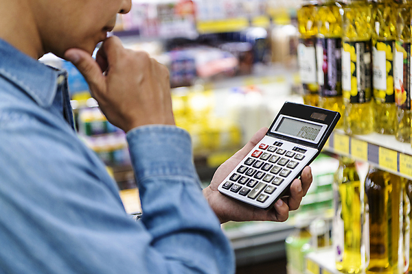 포토 JPG 남자 40대 중년 생각 실내 한명 들기 상반신 옆모습 아웃포커스 쇼핑 장보기 턱괴기 한국인 계산기 계산 식용유 고민 진열장 마트 가격비교 기름값 중년남자한명만 국내포토 1 감정 뷰포인트 모션 문구용품 촬영기법 사람 동양인 성인 내부 상점 장비 비교 기름_음식 가격 남자한명만 중년남자만 파일형식