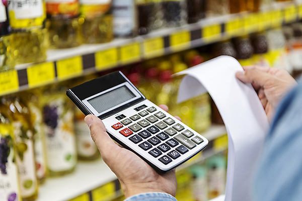 포토 JPG 손 실내 들기 아웃포커스 신체부위 쇼핑 장보기 계산기 비교 소프트포커스 가격 확인 진열장 마트 영수증 가격비교 국내포토 컨셉 모션 문구용품 촬영기법 사람 내부 금융 상점 장비 파일형식