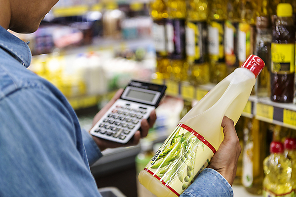 포토 JPG 남자 40대 중년 실내 한명 들기 상반신 옆모습 아웃포커스 쇼핑 장보기 한국인 계산기 계산 식용유 확인 진열장 마트 가격비교 기름값 중년남자한명만 국내포토 1 뷰포인트 모션 문구용품 촬영기법 사람 동양인 성인 내부 상점 장비 비교 기름_음식 가격 남자한명만 중년남자만 파일형식
