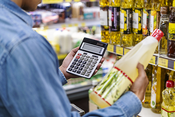 포토 JPG 남자 40대 중년 실내 한명 들기 상반신 옆모습 아웃포커스 쇼핑 장보기 한국인 계산기 계산 식용유 확인 진열장 마트 가격비교 기름값 중년남자한명만 국내포토 1 뷰포인트 모션 문구용품 촬영기법 사람 동양인 성인 내부 상점 장비 비교 기름_음식 가격 남자한명만 중년남자만 파일형식